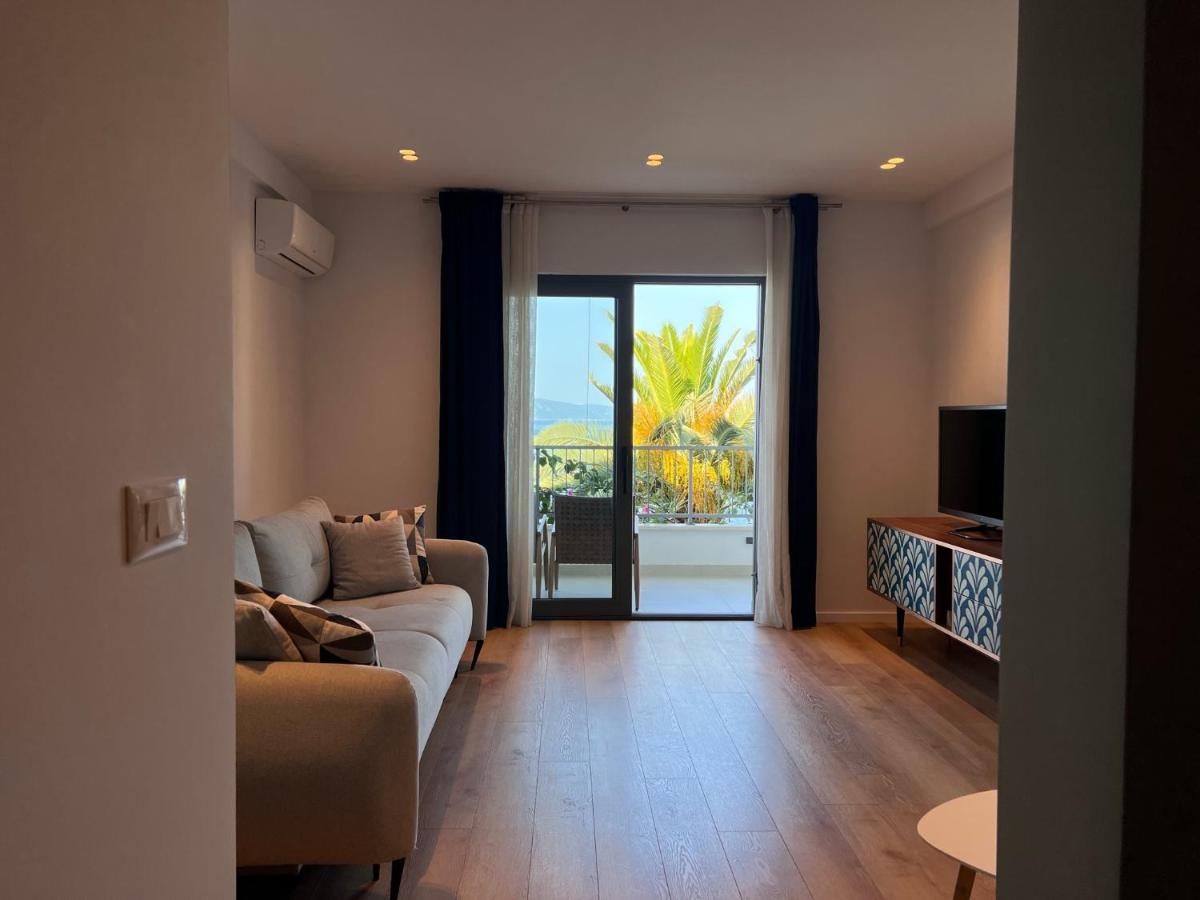 Beachfront Comfort Apartments Sinajko Podgora Bagian luar foto
