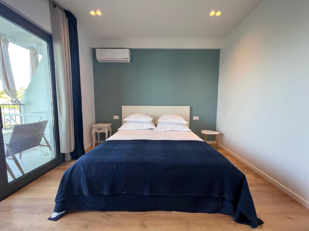Beachfront Comfort Apartments Sinajko Podgora Bagian luar foto
