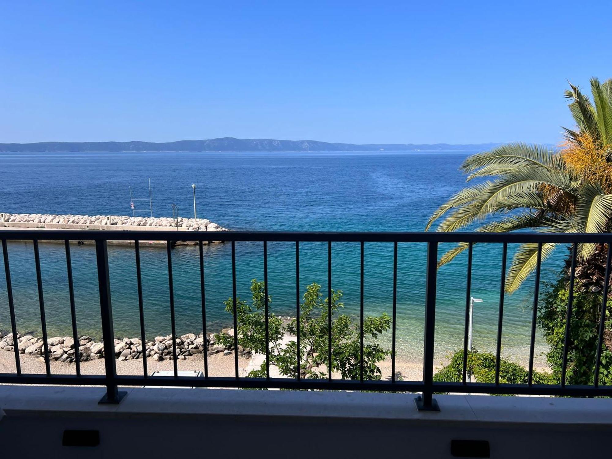 Beachfront Comfort Apartments Sinajko Podgora Bagian luar foto