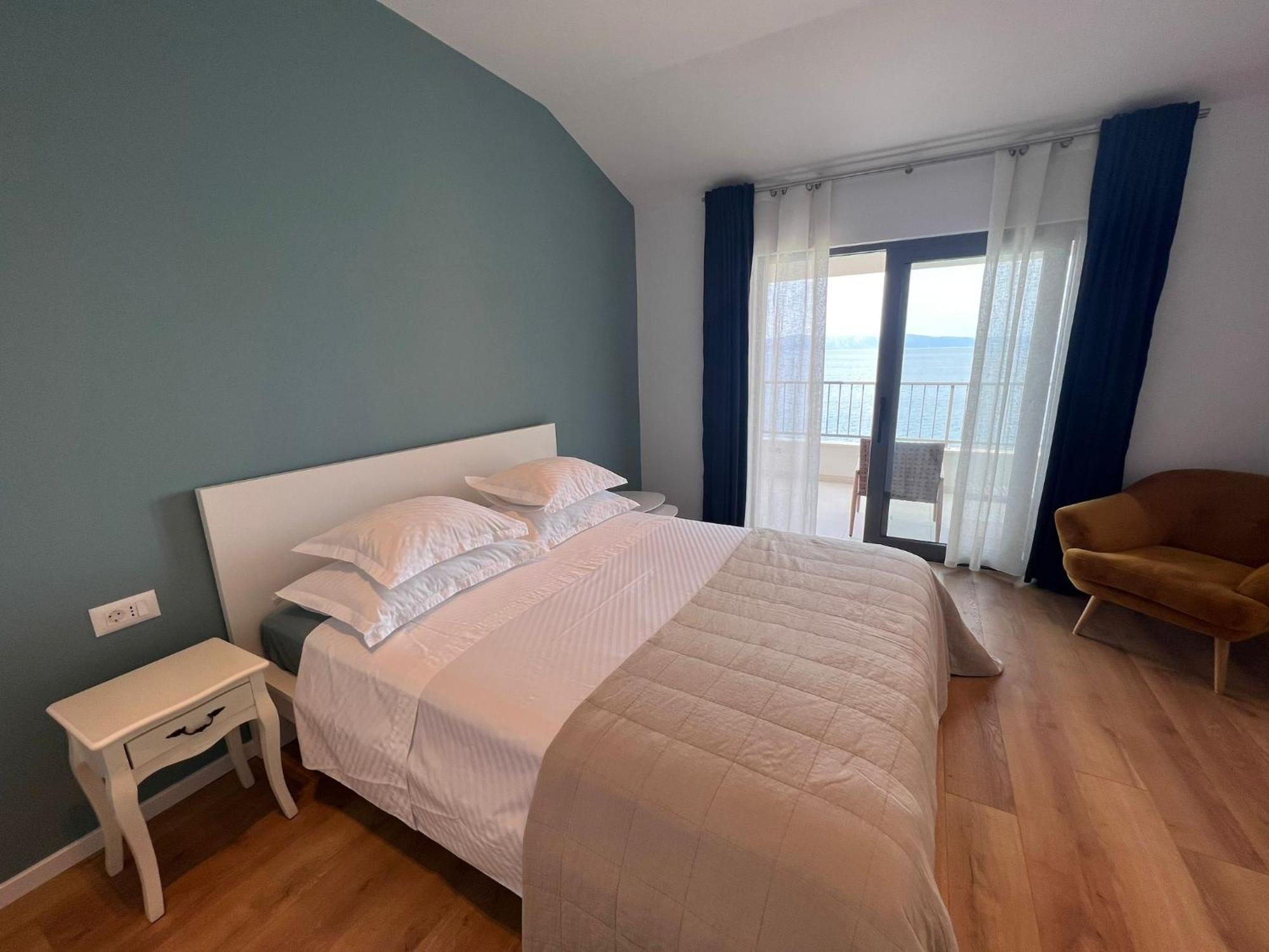 Beachfront Comfort Apartments Sinajko Podgora Bagian luar foto