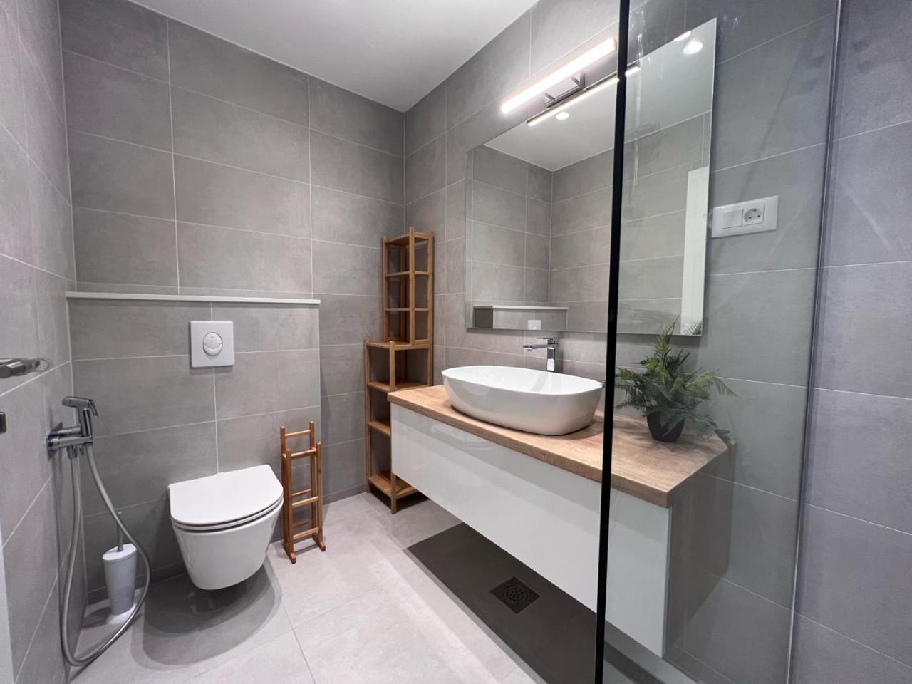 Beachfront Comfort Apartments Sinajko Podgora Bagian luar foto