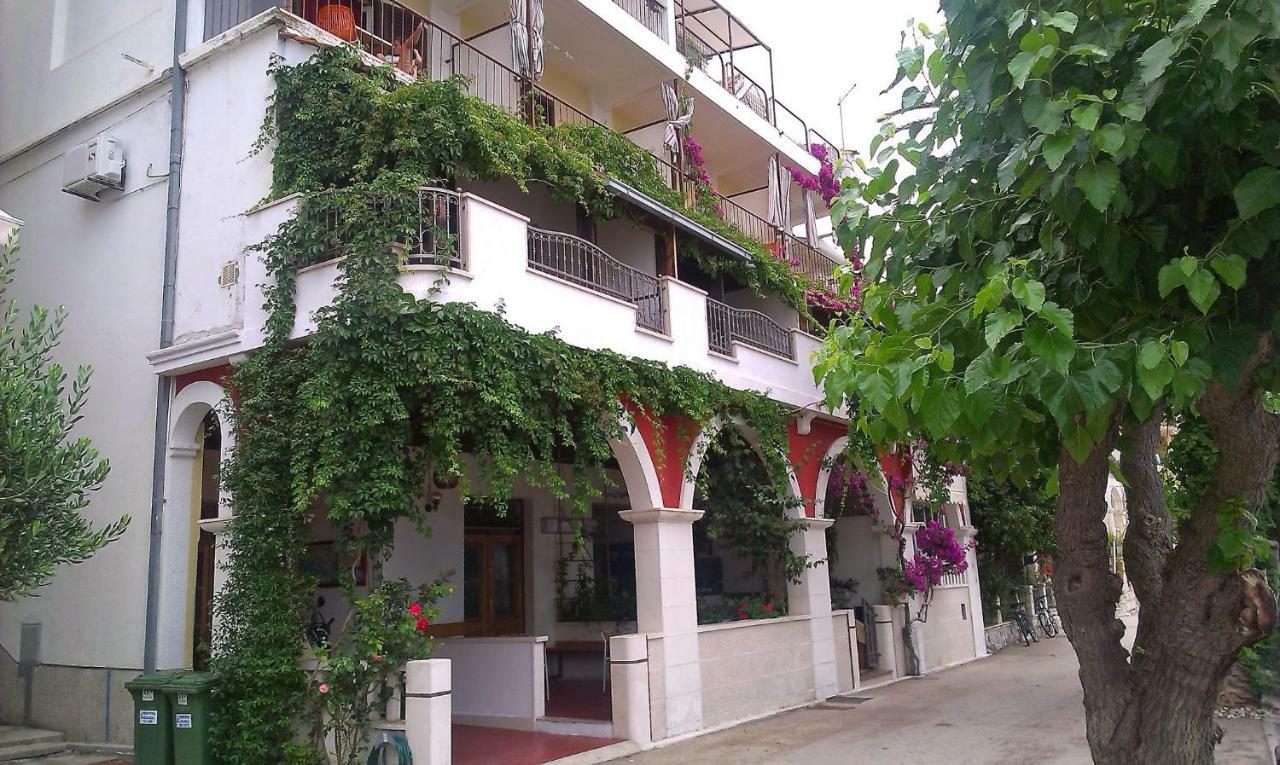 Beachfront Comfort Apartments Sinajko Podgora Bagian luar foto